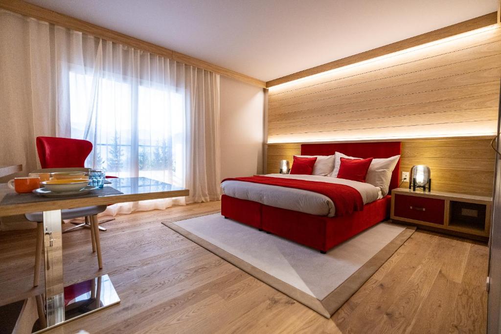 NEW OPENING 2022 - Los Lorentes Hotel Bern City客房内的一张或多张床位