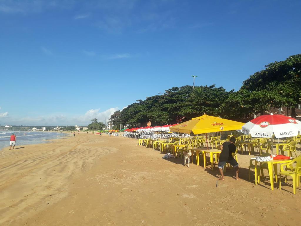 丰当Casa de praia P Grande的海滩上有许多桌椅和遮阳伞