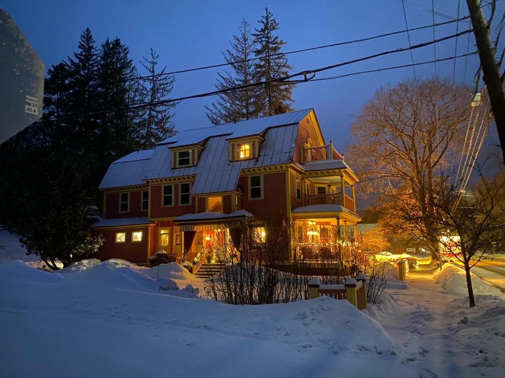 伍德斯托克伍德斯托克乡村住宿加早餐旅馆的夜晚大雪屋