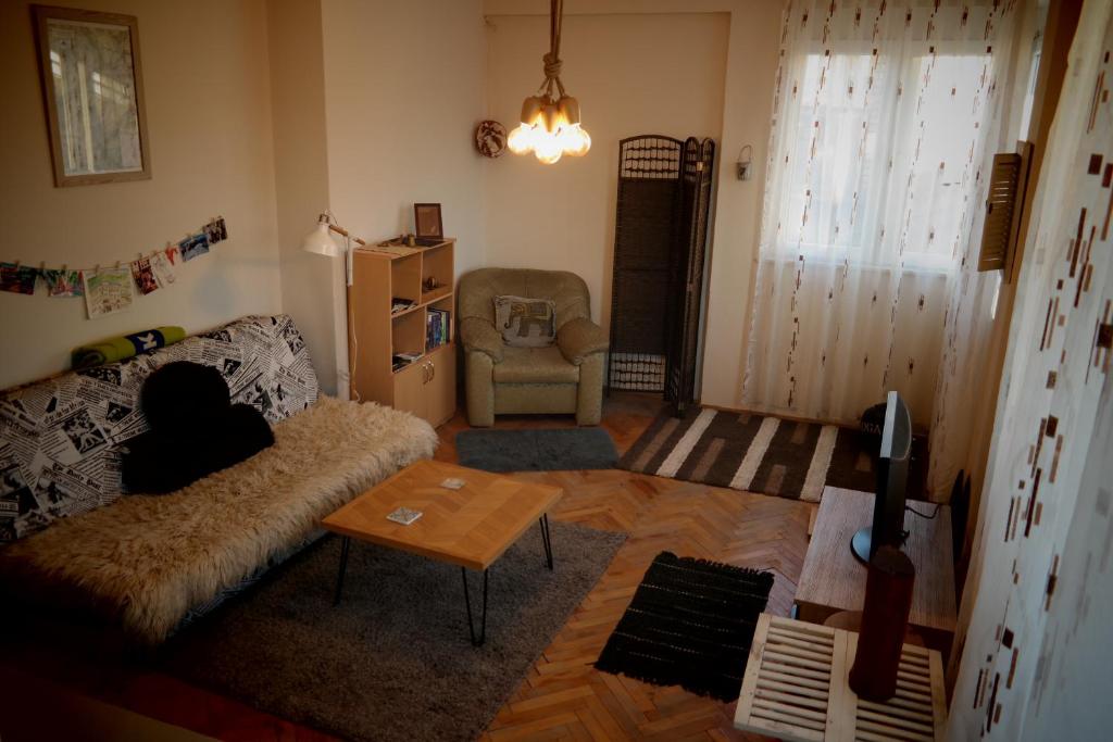 普里兹伦E-19 Home - Tradition meets tourism的客厅配有沙发和椅子
