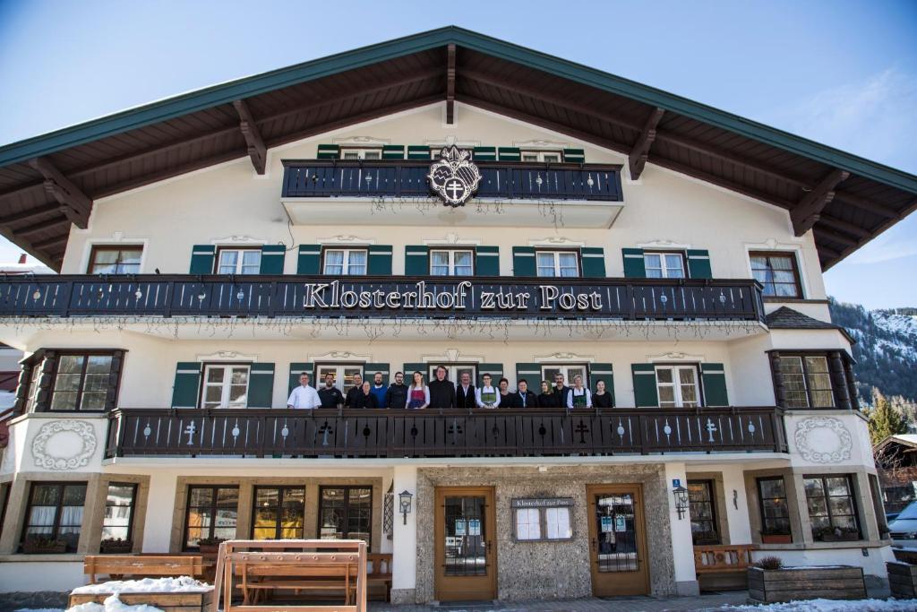 贝里斯泽尔Klosterhof zur Post的一群人站在建筑物的阳台上