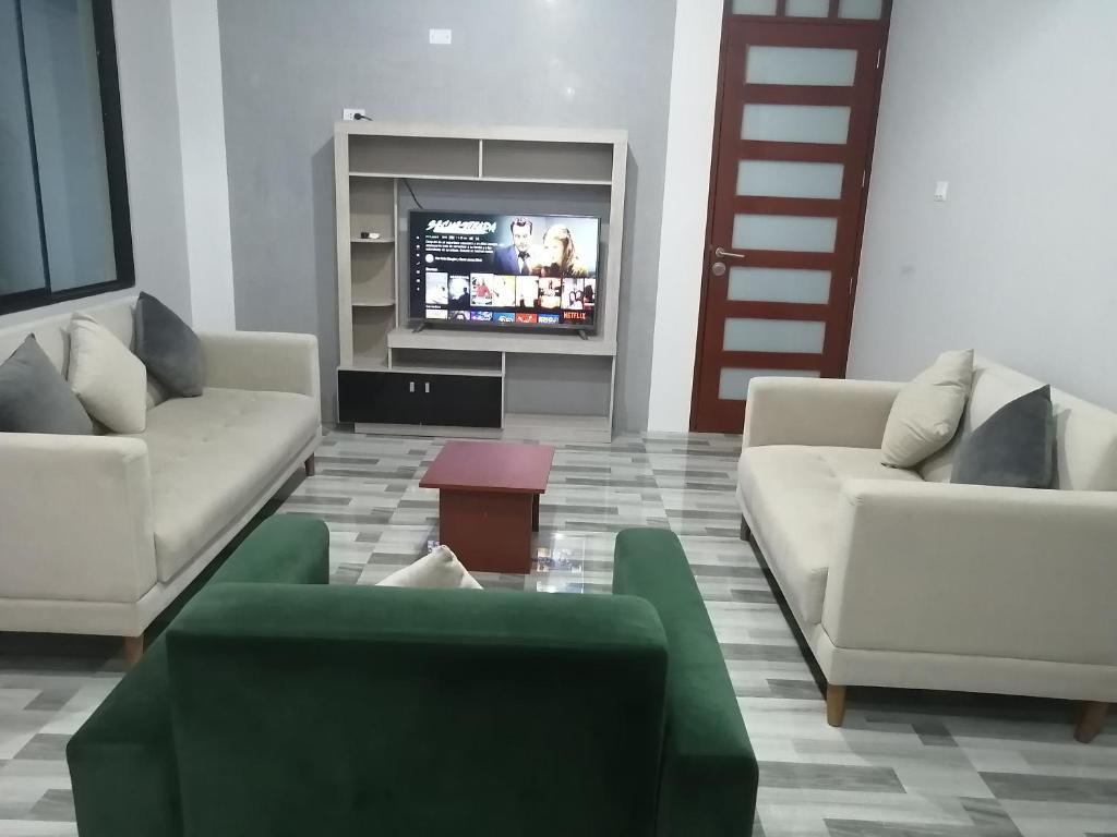 塔拉波托Apartamento familiar的客厅配有两张沙发和一台电视机