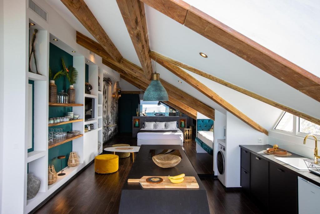 格兰德凯斯MOJITO的厨房铺有木地板,设有带横梁的天花板