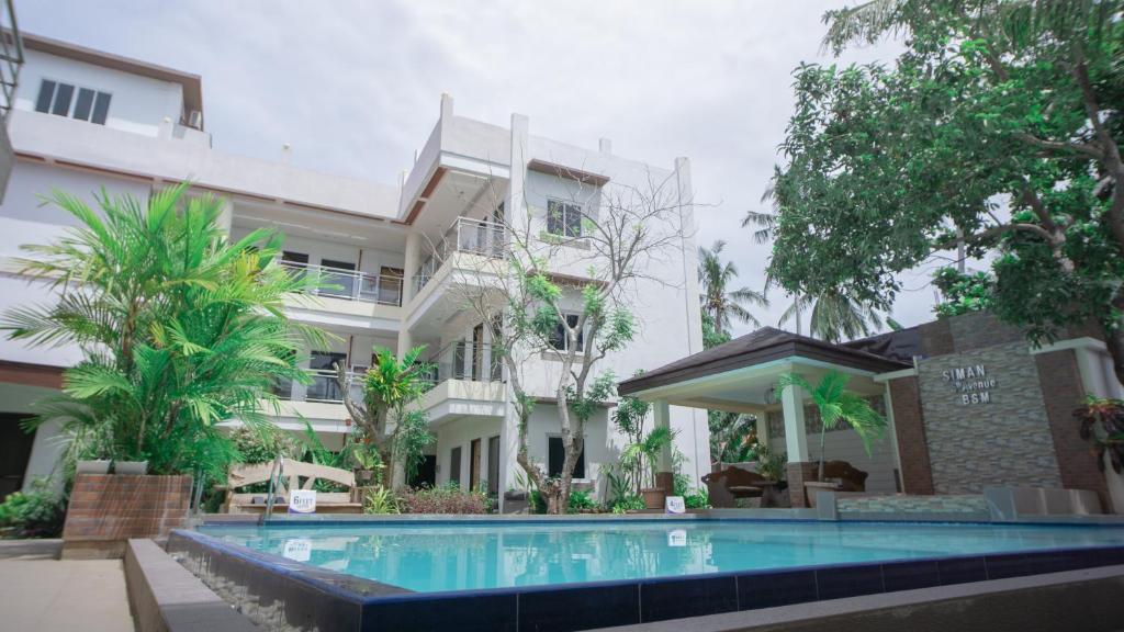 邦劳Siman Panglao的大楼前设有游泳池的酒店