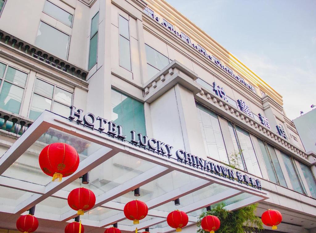 马尼拉Hotel Lucky Chinatown的前面有红色灯笼的建筑