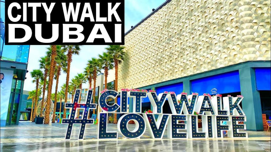 迪拜CITYWALK DUBAI Downtown的建筑前的城市人行道上的标志