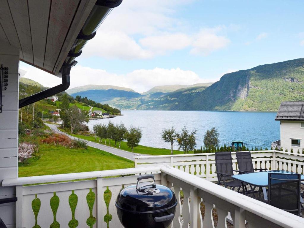 UtvikHoliday home Utvik III的享有湖泊和山脉美景的阳台。