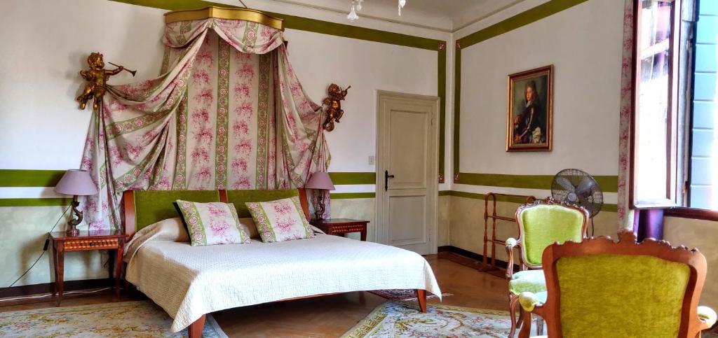 威尼斯Charming large palazzo in center Venice for up to 9 people的一间卧室配有一张床和两把椅子
