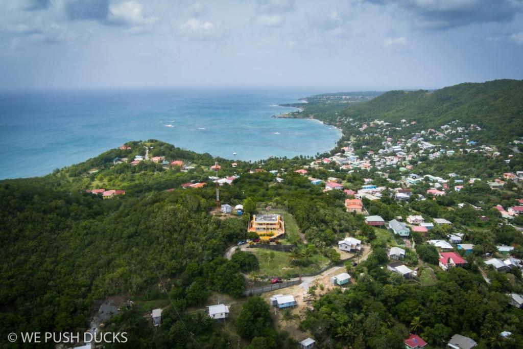 LaborieBelle View Apartment Villas的享有海边小山上小镇的空中景色