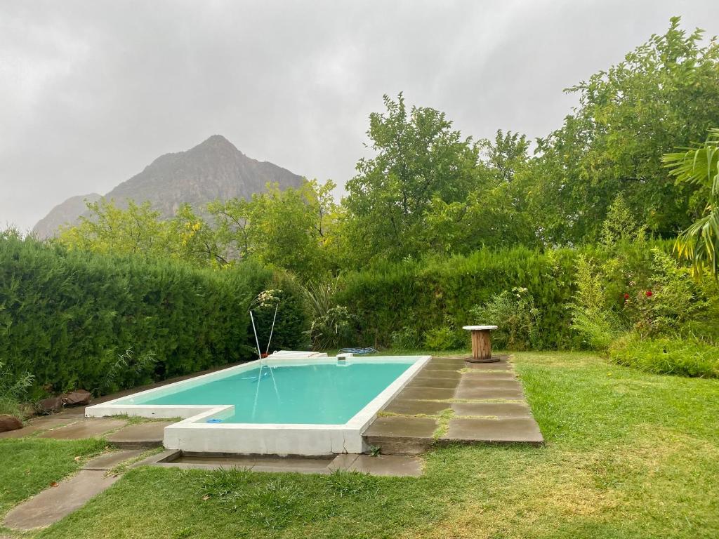 格兰德山谷Chalet Ágata的庭院中间的游泳池