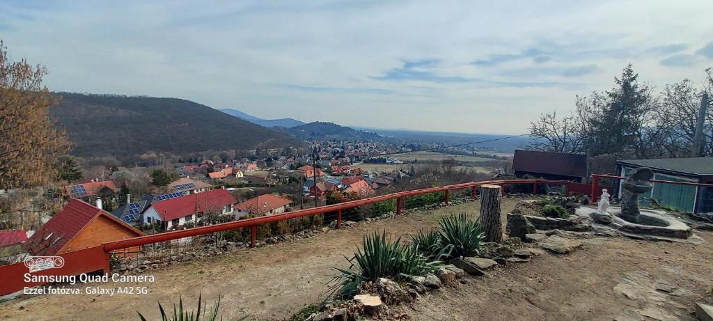 KismarosPanoráma vendégház的从山顶上可欣赏到城镇景色