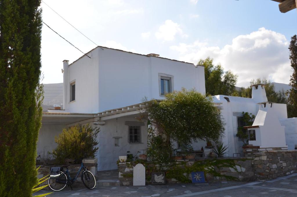 帕罗奇亚Paros Traditional Country House的两辆自行车停在房子前面的白色房子