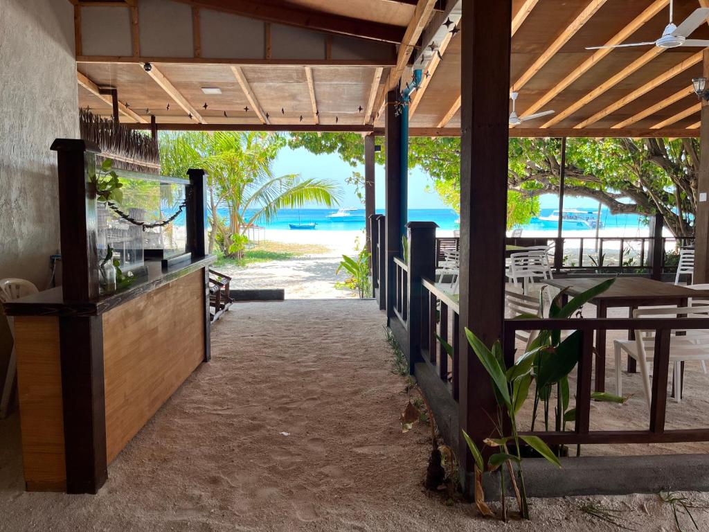 弗里德胡Aagali Beach的一个带桌子的凉亭,享有海滩美景