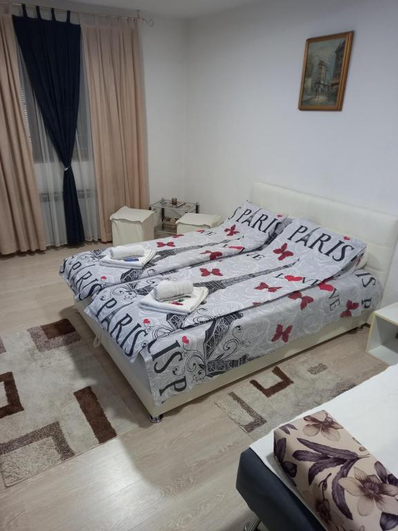 萨拉热窝APARTMAN AZRA的卧室配有一张床