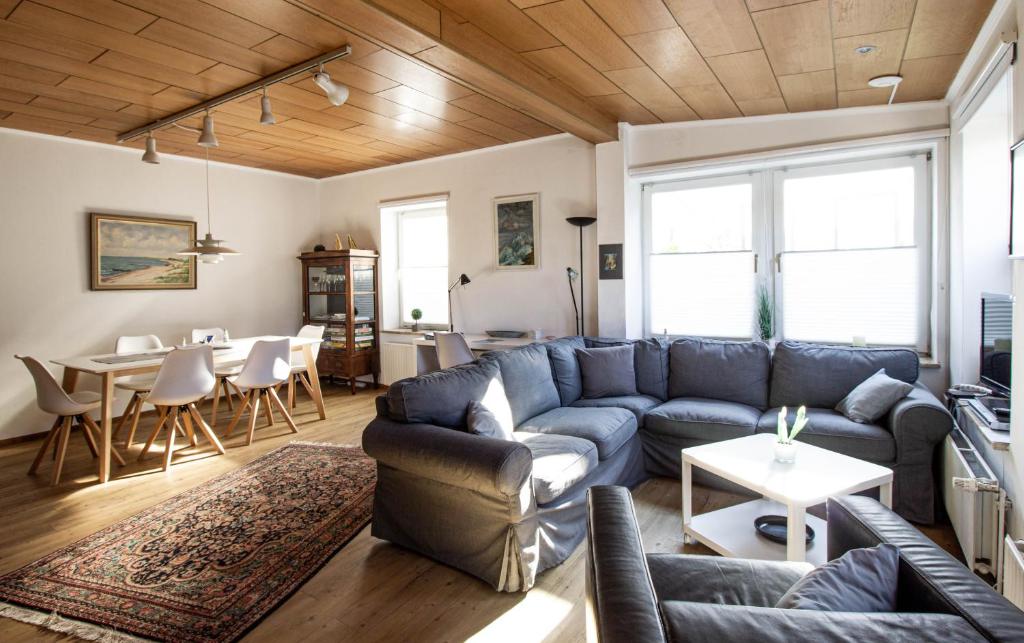 费马恩Lütt Hus Erna的客厅配有蓝色的沙发和桌子