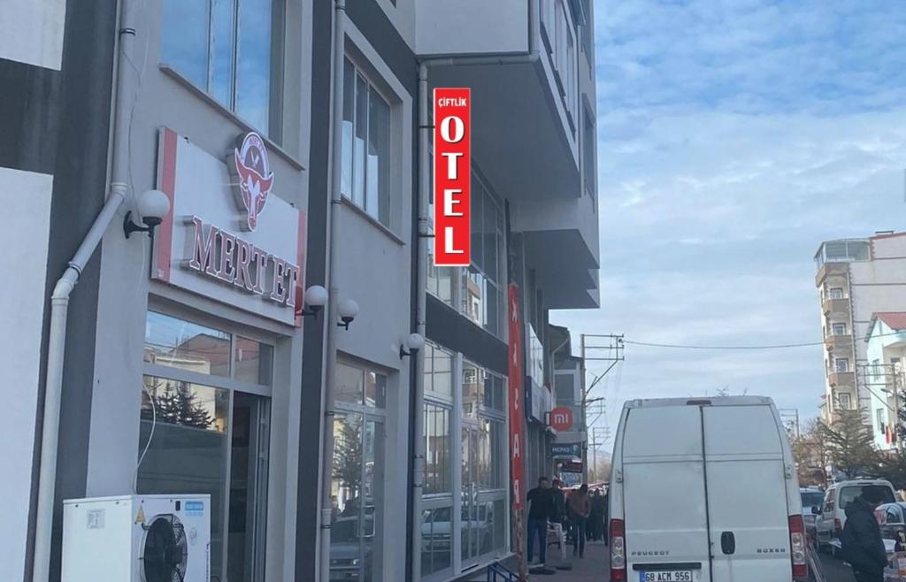 Çiftlik otel的建筑的侧面有 ⁇ 虹灯标志