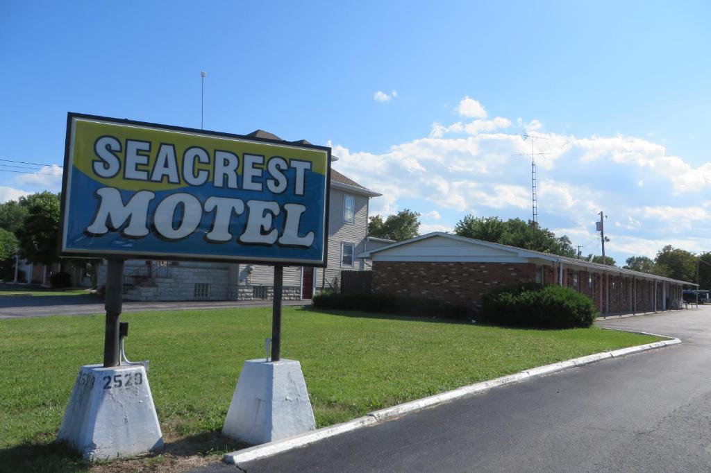 桑达斯基Seacrest Motel的房屋前秘密汽车旅馆的标志