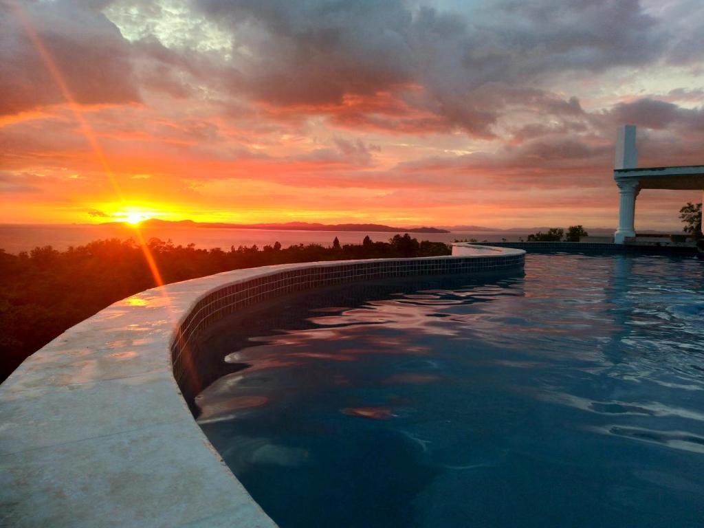 TorioCasa Blanca Inn的一座享有日落美景的无边游泳池