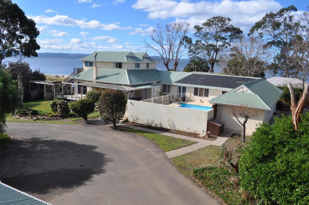 Sandford班布拉礁度假屋的享有带游泳池的房屋的空中景致