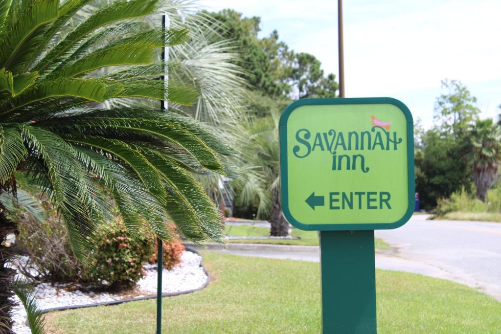 文特沃思港Savannah Inn - Savannah I-95 North的标牌上写着萨凡纳旅馆,然后进入