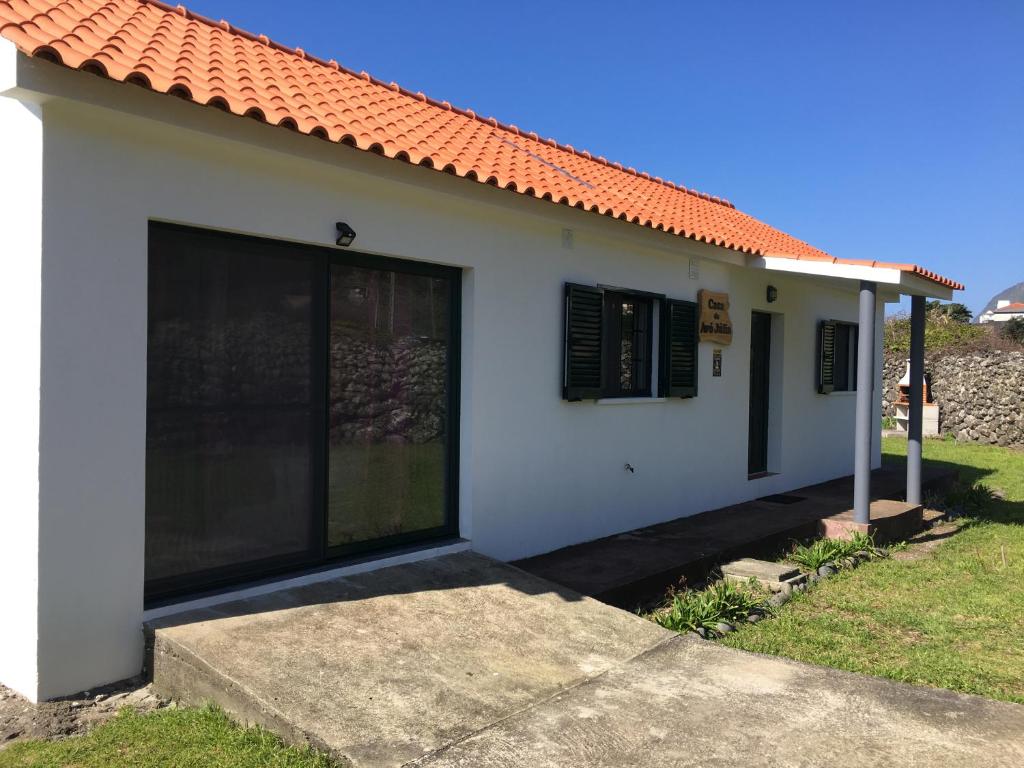 Faja GrandeCasa da Avó Júlia的一座白色的小房子,拥有橙色的屋顶