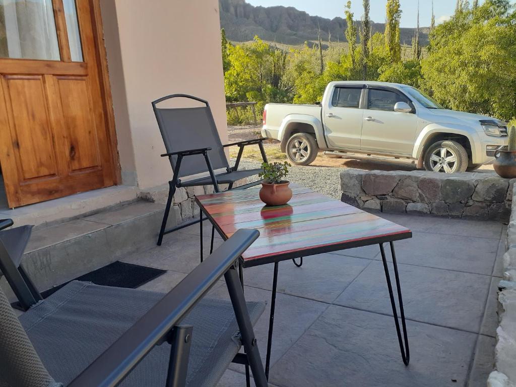 蒂尔卡拉Tierra Primitiva的一个带桌椅和卡车的庭院