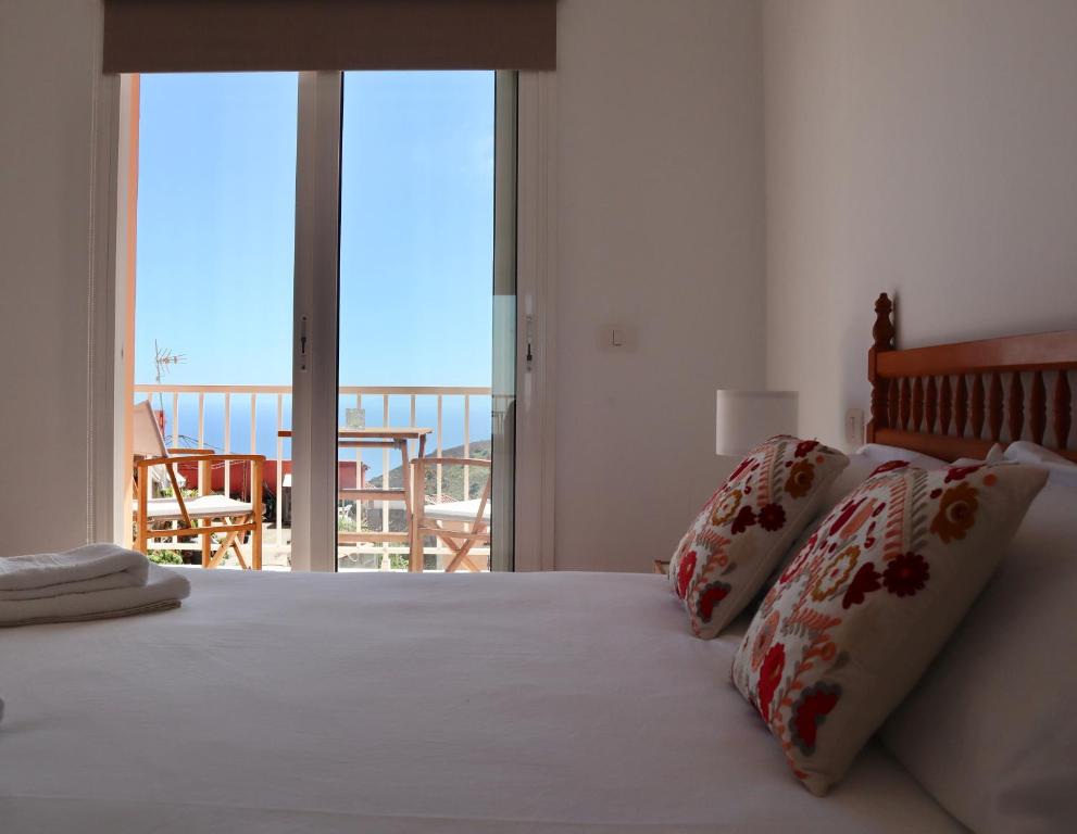 丰卡连特德拉帕尔马Casa Ninive的一间卧室设有一张床,享有海景