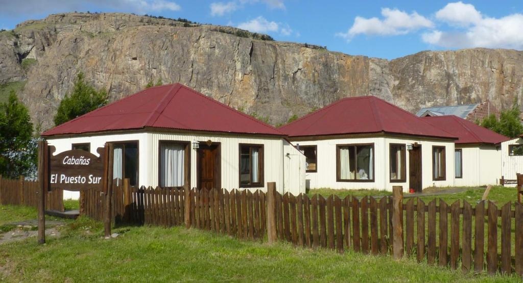 厄尔查尔坦卡瓦尼亚斯埃尔佩斯拓苏尔山林小屋的山前有围栏的房子