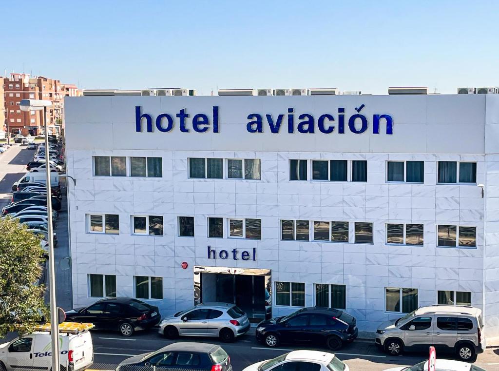 马尼塞斯Hotel Aviación的大楼顶部的酒店激活标志