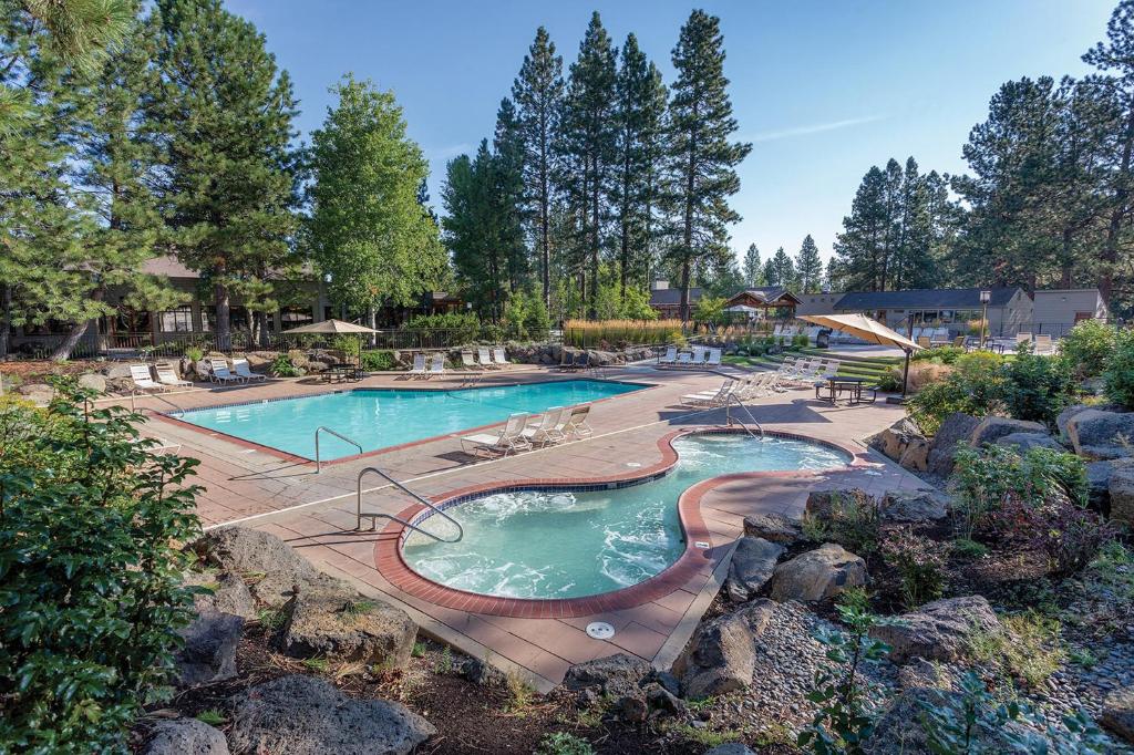 本德Seventh Mountain Resort的度假村内的大型游泳池