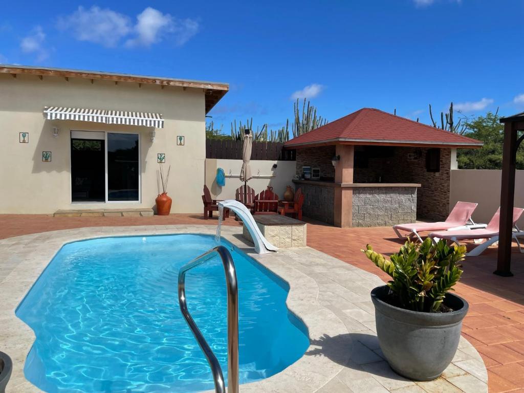 帕拉德拉LiCe Garden Aruba的房屋前的游泳池