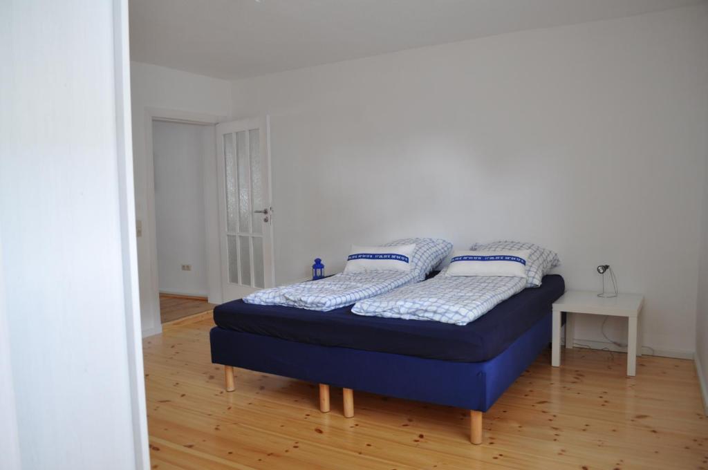 乌埃克尔明德老镇公寓的一张床上有两个枕头的房间