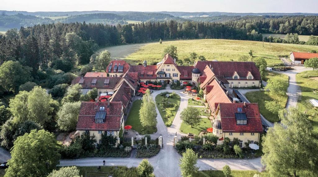 GlonnGut Sonnenhausen的享有红色屋顶的大房子的空中景色