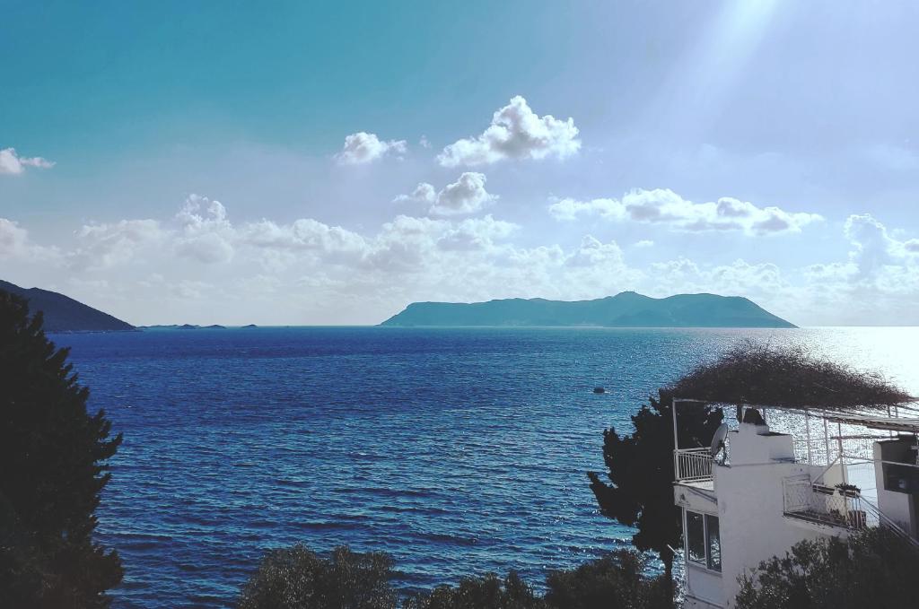 卡斯Kaş Old Town Hotel的享有一大片水景