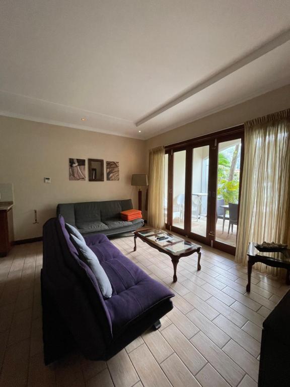 伊甸岛Eden Luxury Apartment P13 A2的客厅配有沙发和桌子