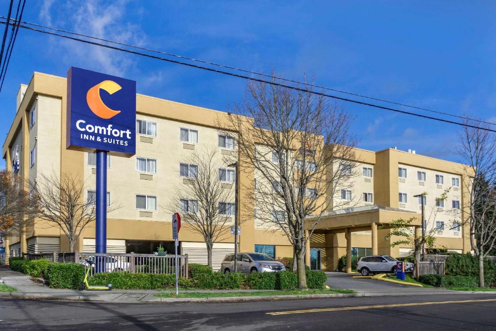 西雅图Comfort Inn & Suites Seattle North的舒适的旅馆套房的建筑