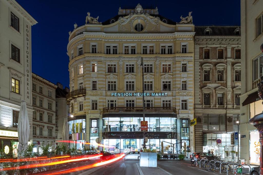 维也纳新市场公寓的前面有标志的大建筑
