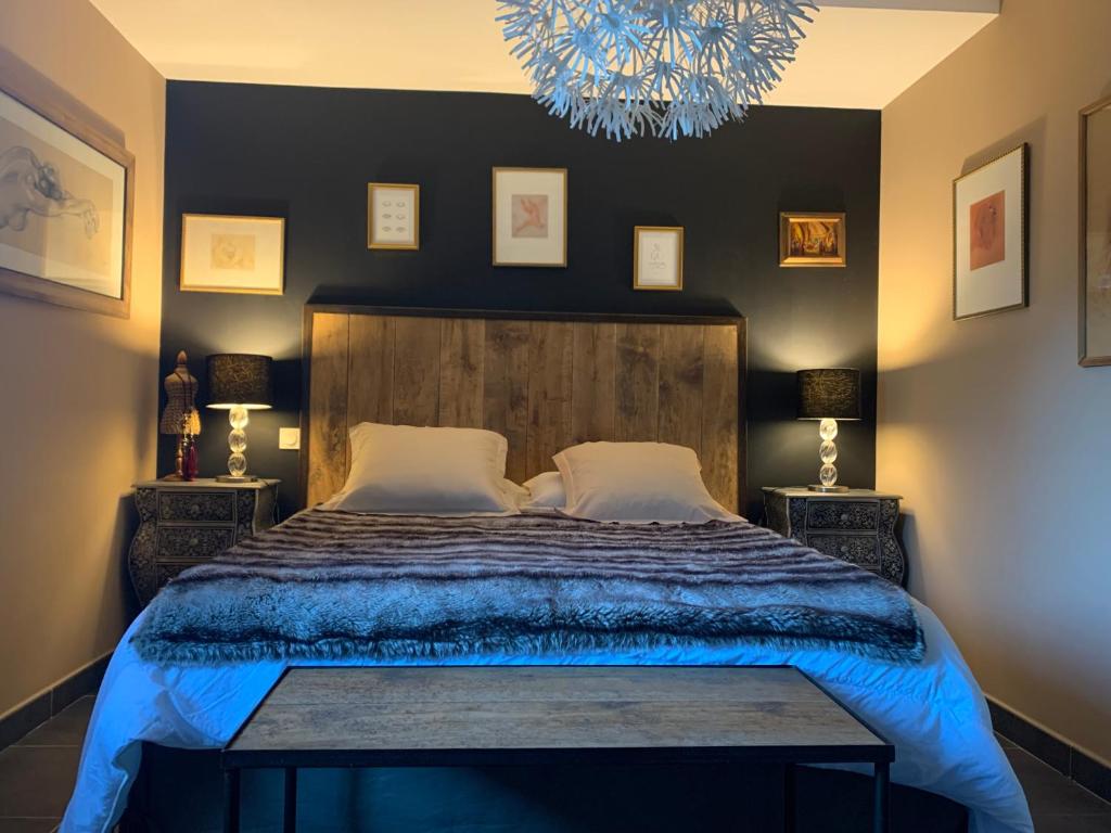 布伦德Erbalunga Magnifique t2 4pers的一间卧室配有一张大床和木制床头板