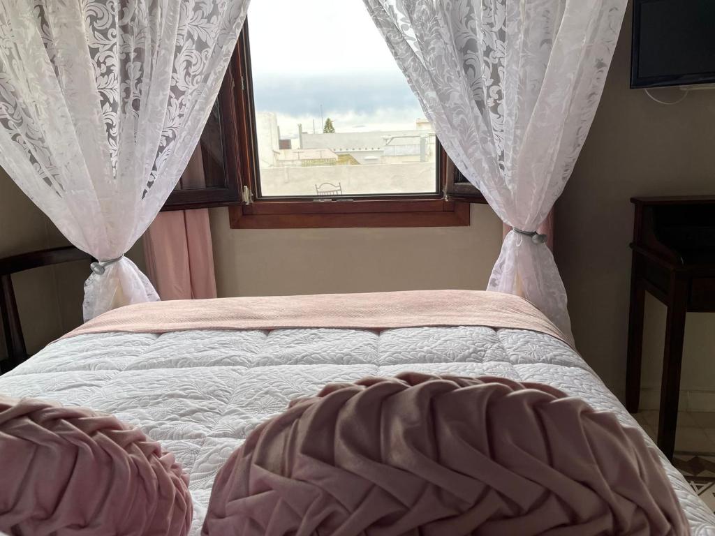 塔里法Vagamundos的一间卧室设有一张床和一个美景窗户。