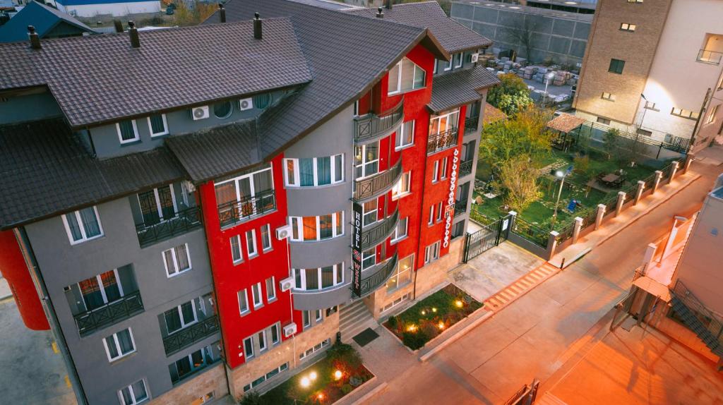 第比利斯Hotel West的城市中红色建筑的头顶景色