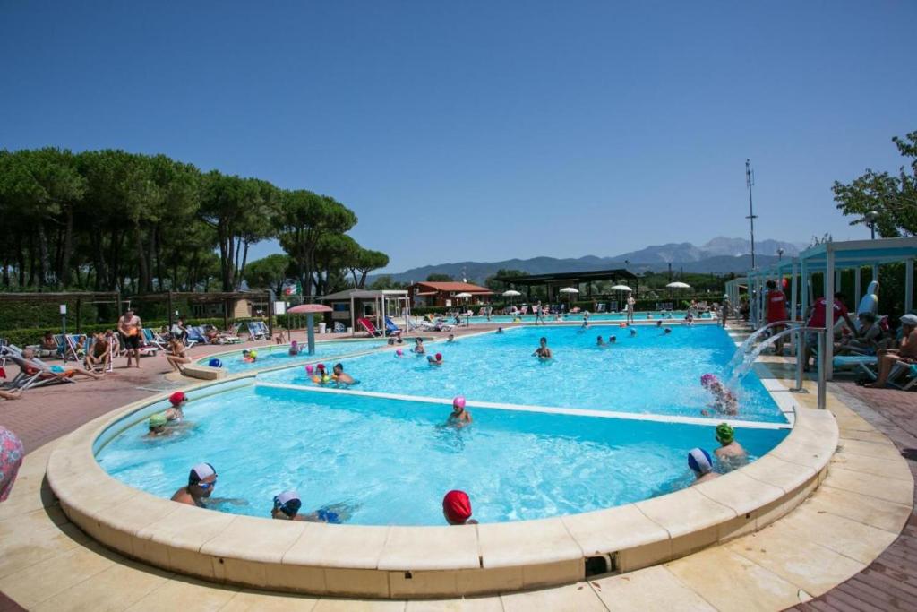 阿梅利亚International Holidays Luxe House Pool Beach-Lerici-Cinque Terre-Liguria Case Vacanze in Touristic Village River的一群人在游泳池里