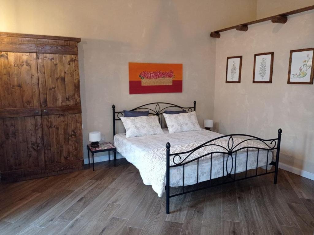 托雷德尔格雷科Villa Mazza al Vesuvio的一间卧室配有一张床,铺有木地板