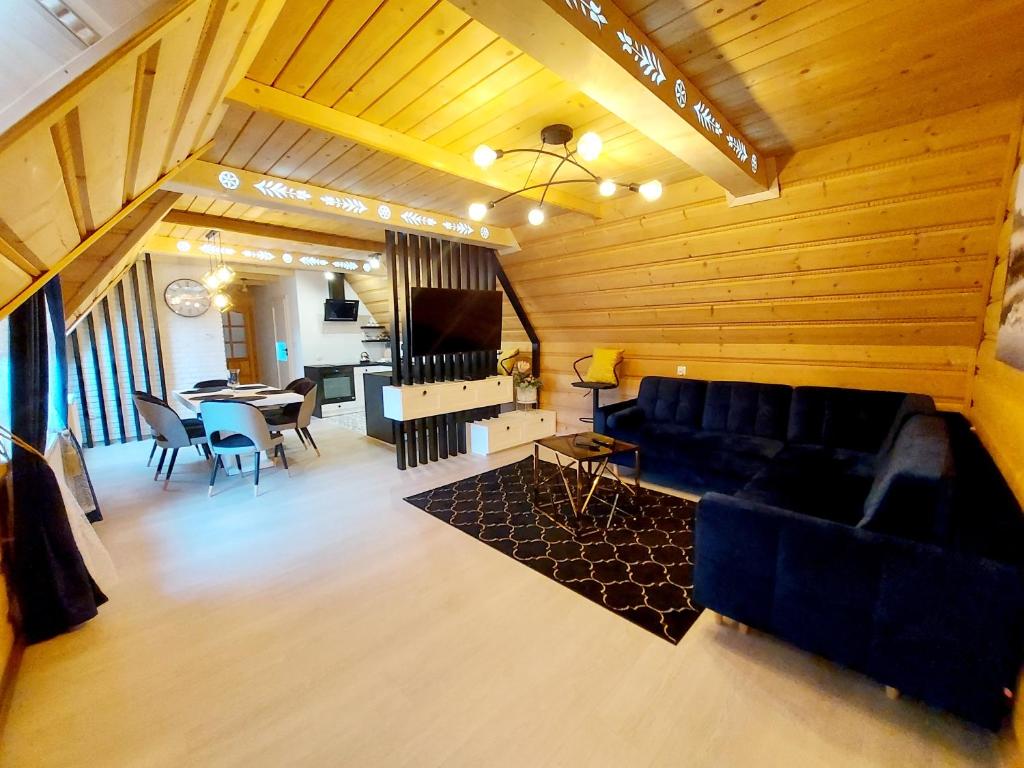 斯扎法拉瑞Przystanek Szaflary -luksusowy apartament w górach的客厅配有沙发和桌子