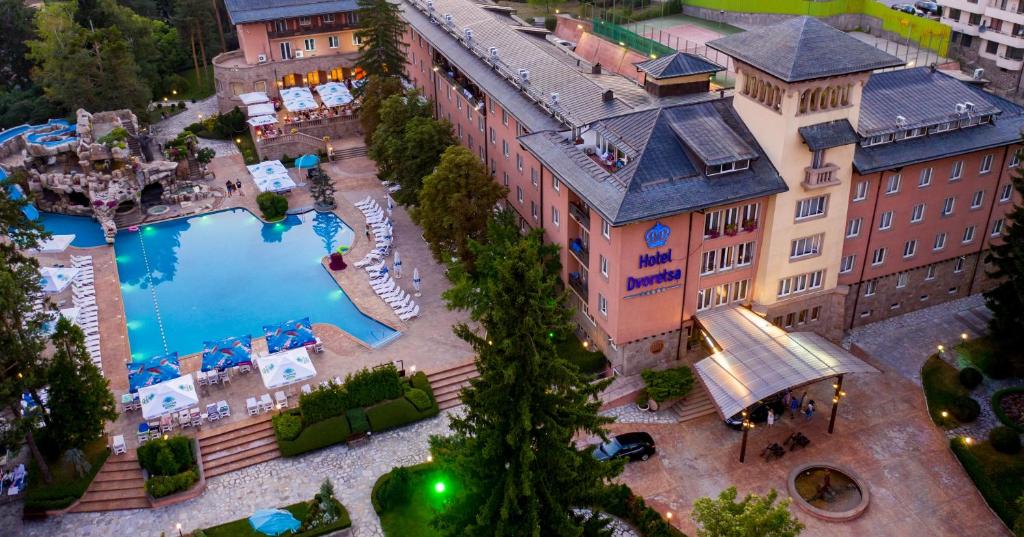 韦林格勒德沃莱特萨温泉酒店的享有带游泳池的大楼的顶部景致
