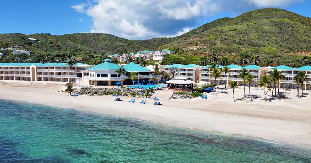 Madame CartyAll Inclusive- Divi Carina Bay Beach Resort & Casino Adult Only的海滩上的度假村的空中景致