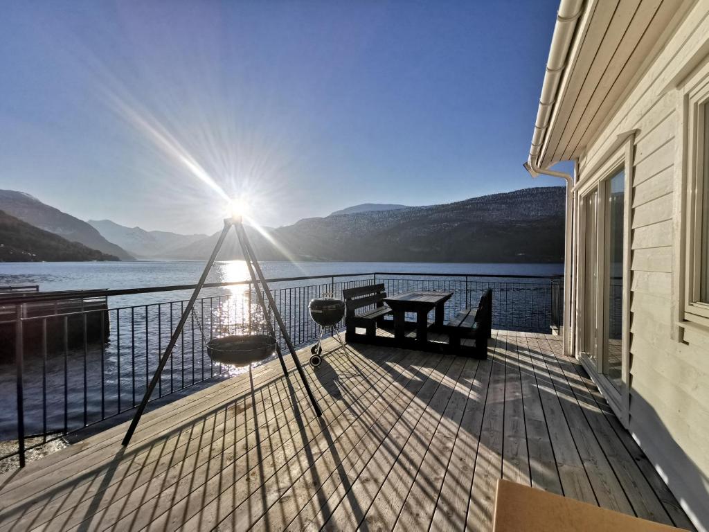 史特林Stryn Fjord Lodge Faleide 130的阳台配有桌子,享有水景