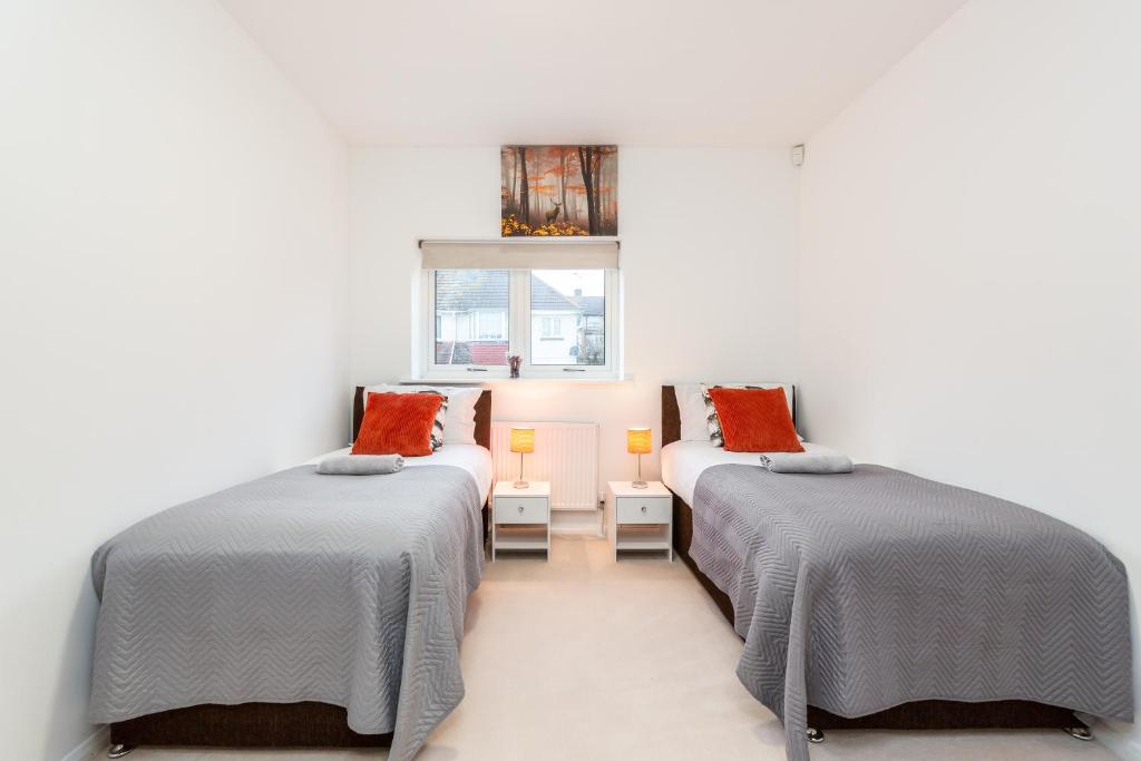达特福德Lovely 2-Bed Apartment in Dartford的白色墙壁客房的两张床