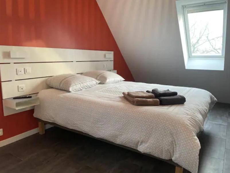 瑟松塞维涅Charmant studio tout confort Cesson Sévigné .的一间卧室配有一张床,上面有两条毛巾