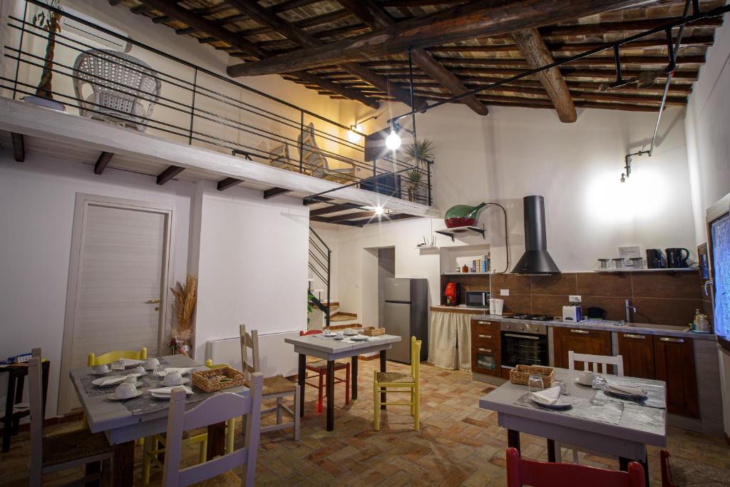 塔尔奎尼亚La Residenza dei Priori的一间厨房,内设桌椅