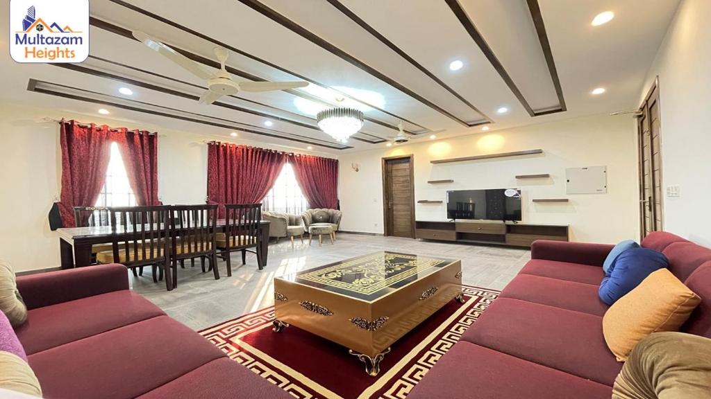 拉合尔Multazam Heights, DHA Phase 8 - Three Bedrooms Family Apartments的带沙发的客厅和用餐室